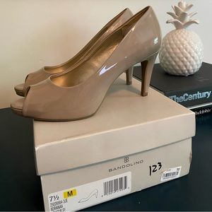 Nude patent peep toe pumps